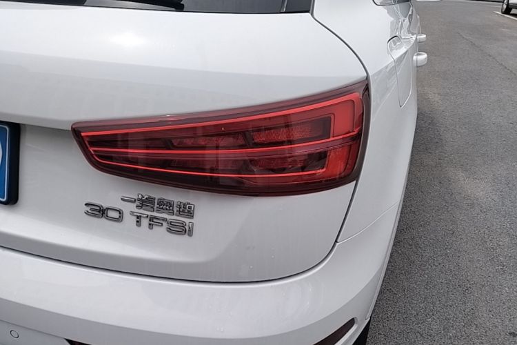 Audi Q3 2017 car image #8
