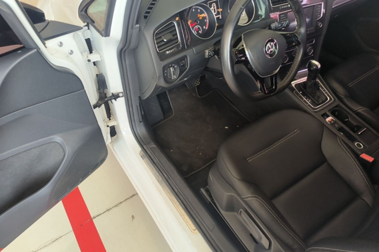 Volkswagen Golf 2017 car image #16