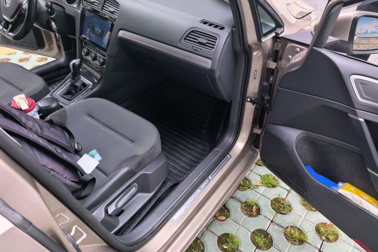 Volkswagen Golf 2018 car image #27
