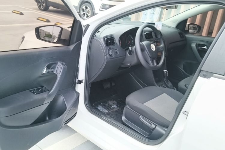 Volkswagen Polo 2018 car image #16