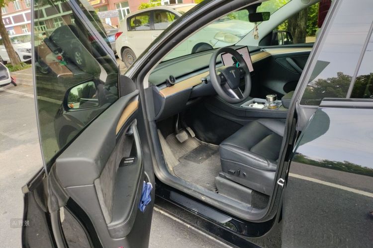 Tesla Model Y 2021 car image #18