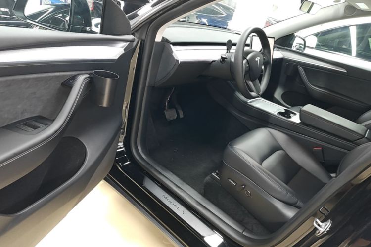 Tesla Model Y 2023 car image #16