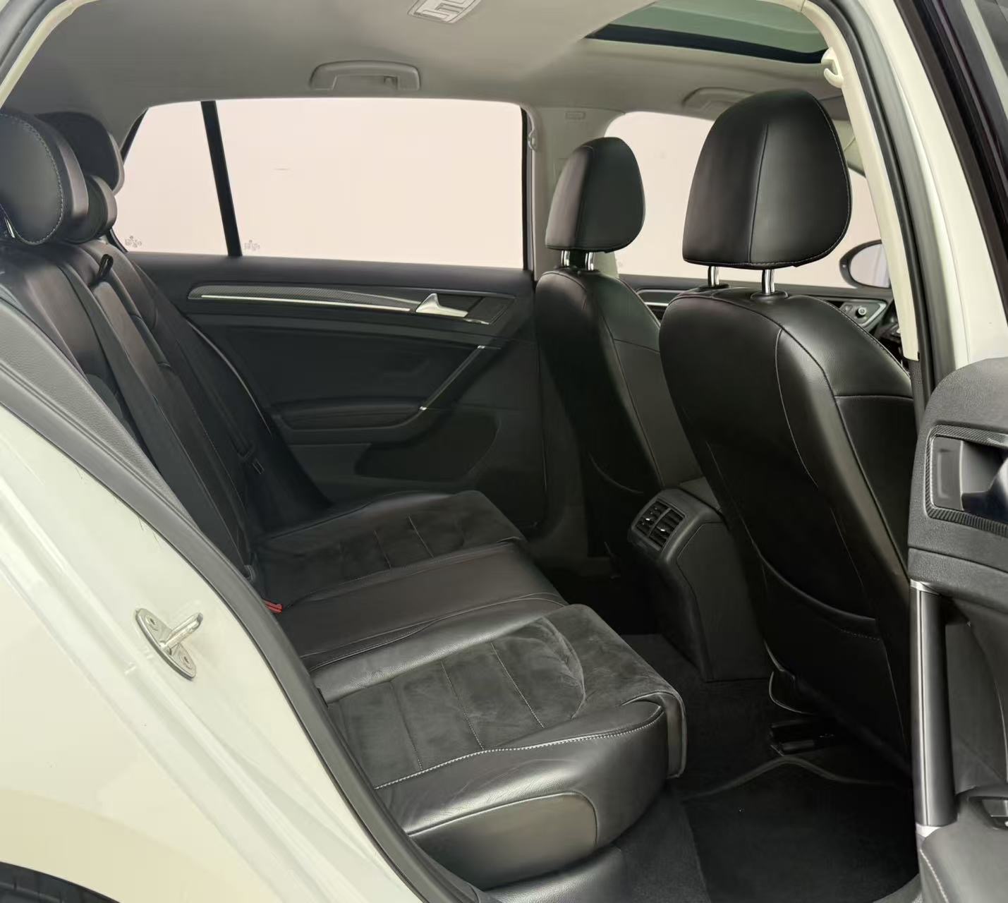 Volkswagen Golf 2018 car image #7