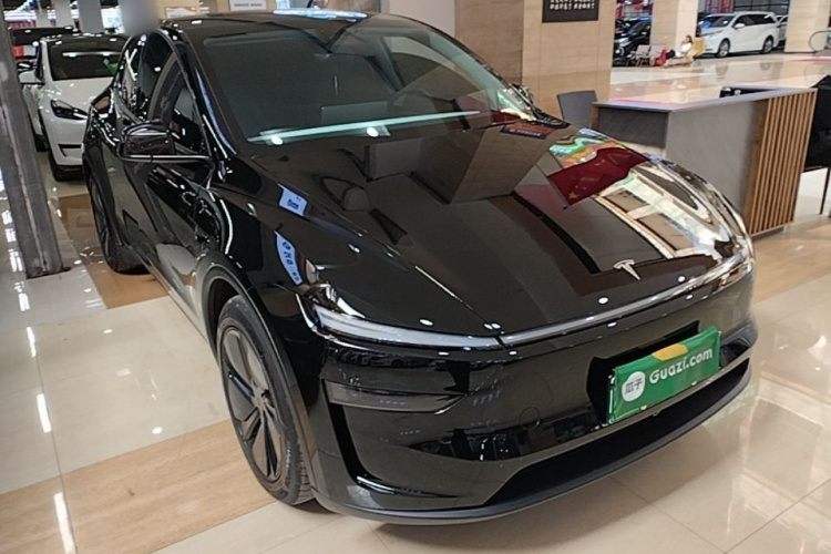 Tesla Model Y 2025 #4 Tesla Model Y 2025 صورة سيارة #4