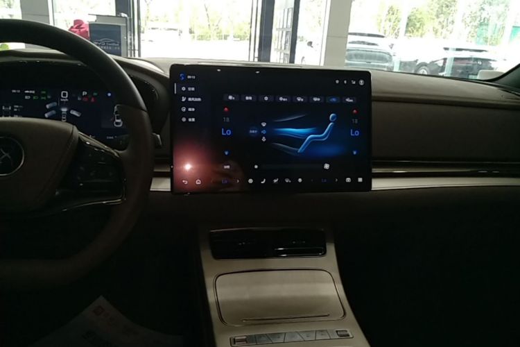 BYD Han 2025 car image #17