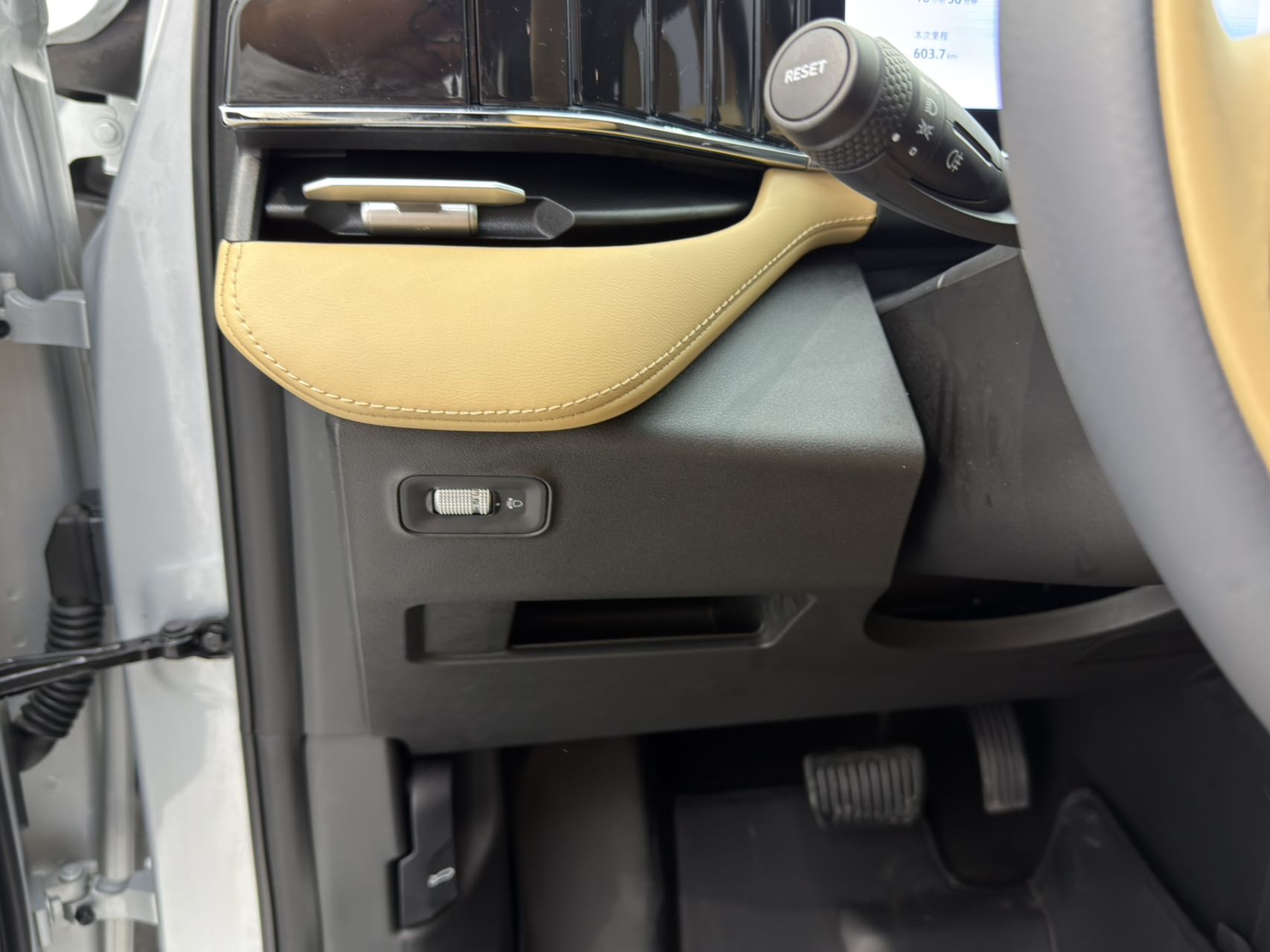 GEELY Boyue L 2023 car image #9