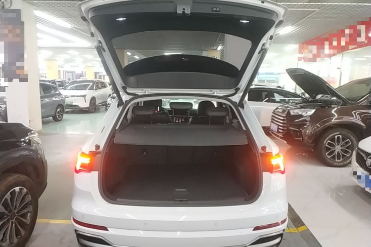 Audi Q3 2021 car image #21