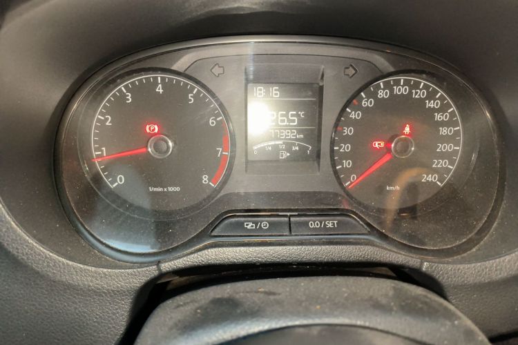 Volkswagen Polo 2015 car image #8