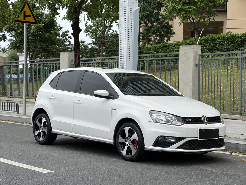 Volkswagen Polo 2015 car image #3