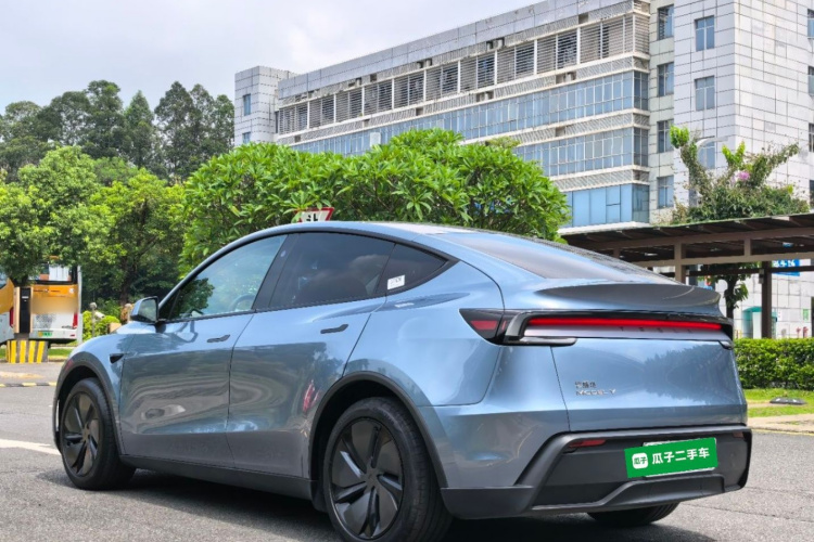 Tesla Model Y 2025 car image #5