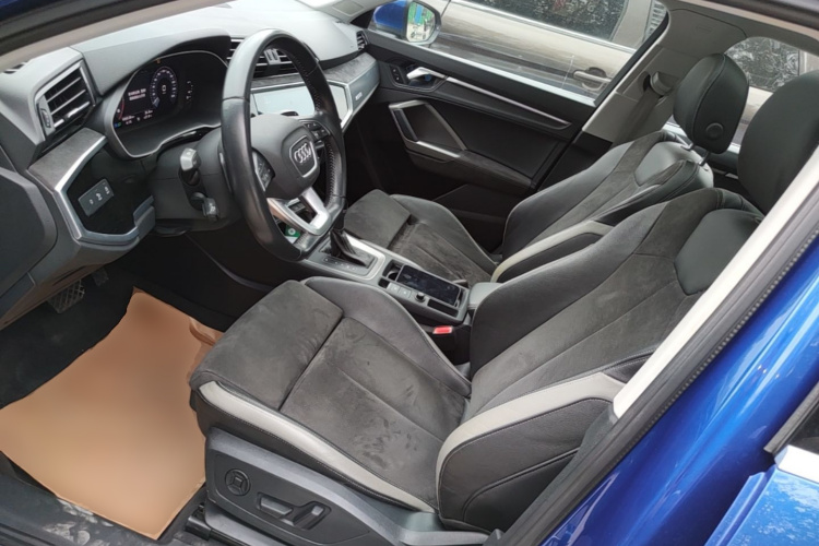Audi Q3 2020 car image #19