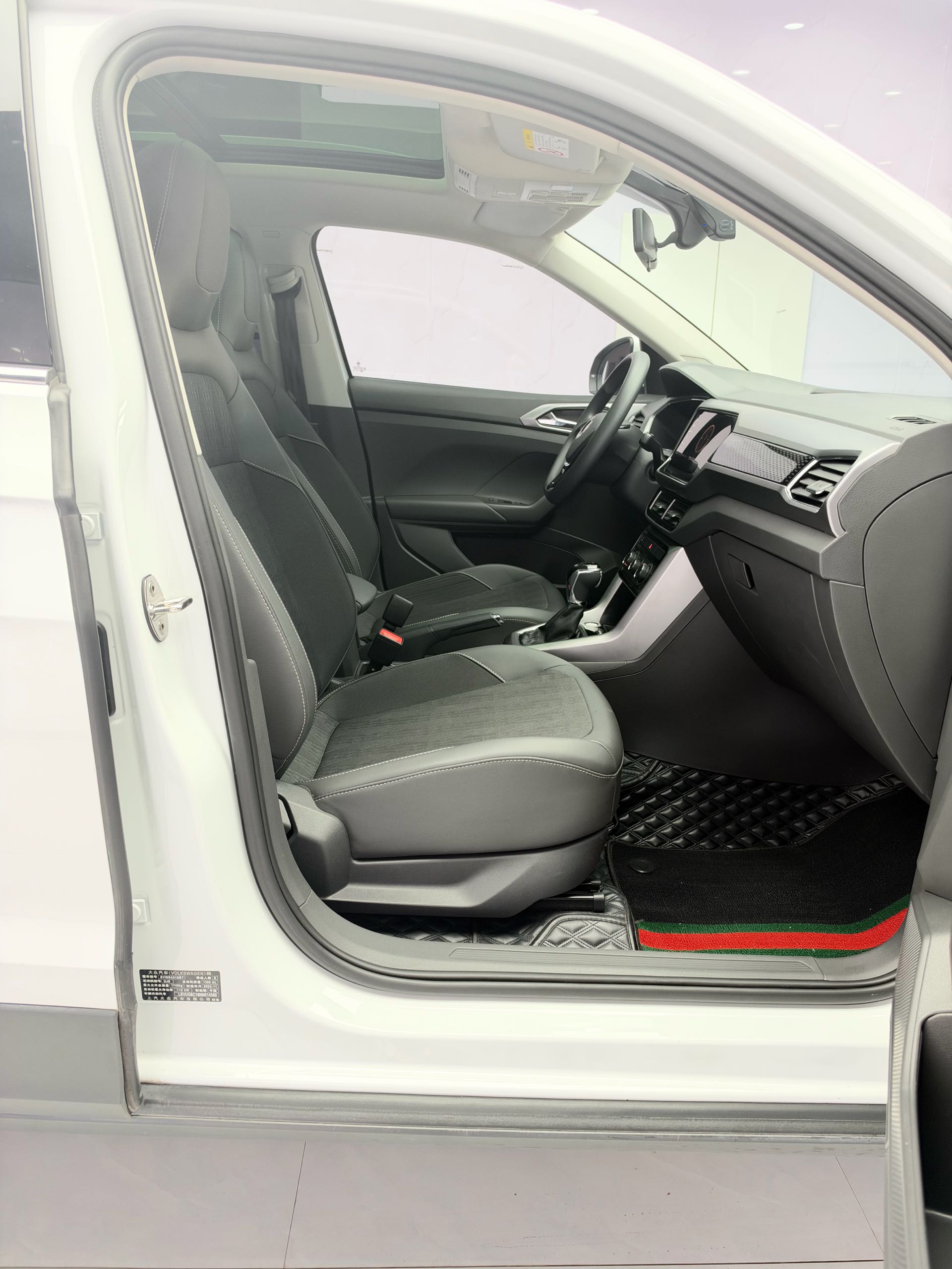 Volkswagen T-Cross 2022 car image #13