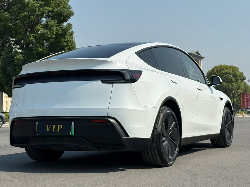 Tesla Model Y 2026 #9 Tesla Model Y 2026 car image #9