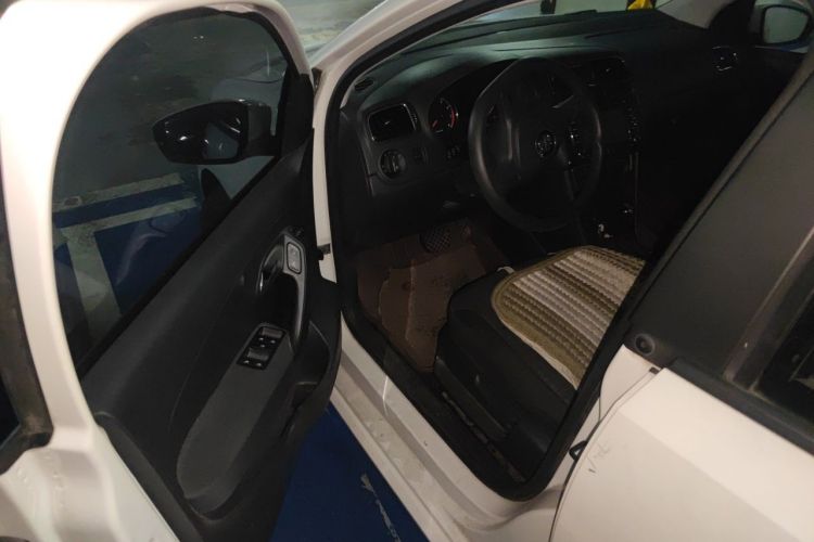 Volkswagen Polo 2015 car image #9