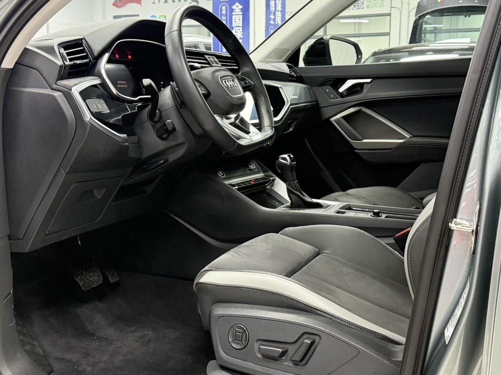 Audi Q3 2022 car image #19