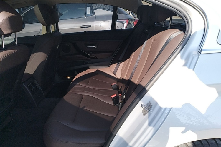 BMW 3 Series 2018 car image #17