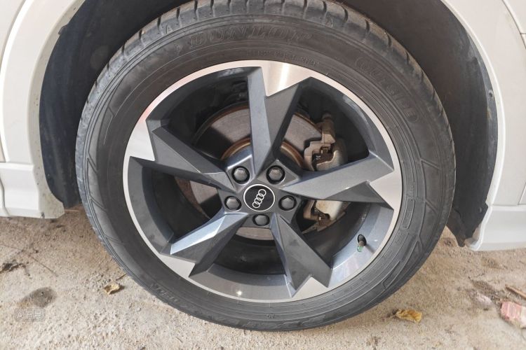Audi Q3 2021 car image #9
