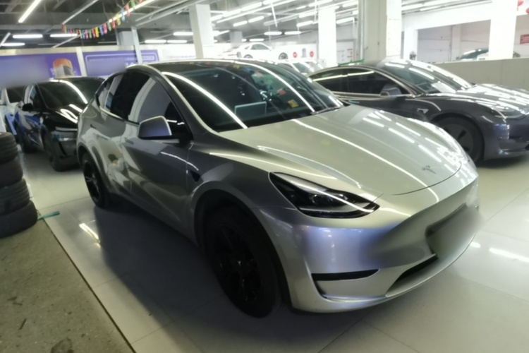 Tesla Model Y 2024 #4 Tesla Model Y 2024 صورة سيارة #4