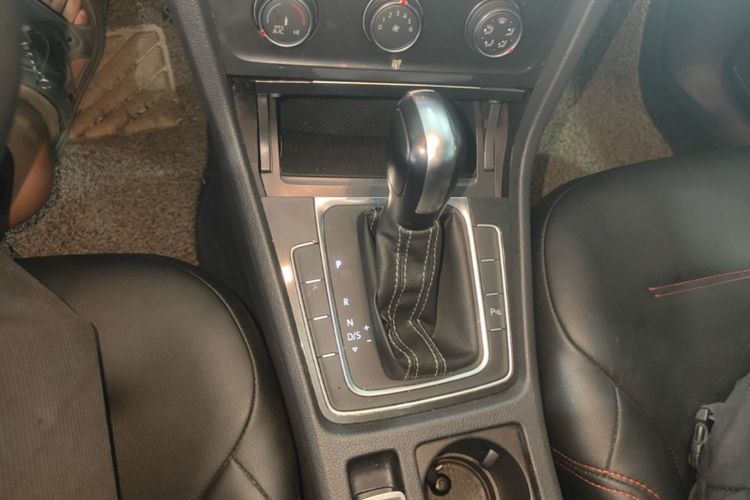 Volkswagen Golf 2017 car image #14