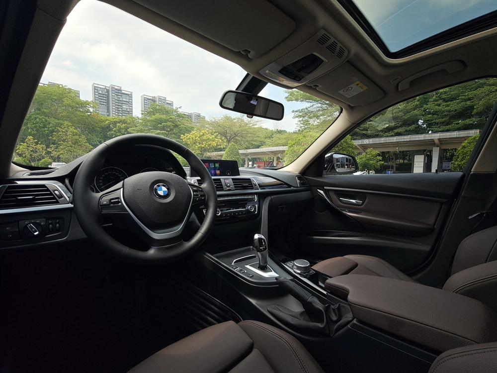 BMW 3 Series 2019 car image #17