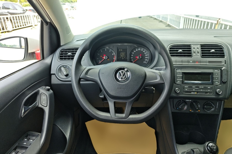 Volkswagen Polo 2016 car image #11