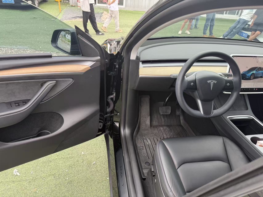 Tesla Model Y 2023 #4 Tesla Model Y 2023 car image #4