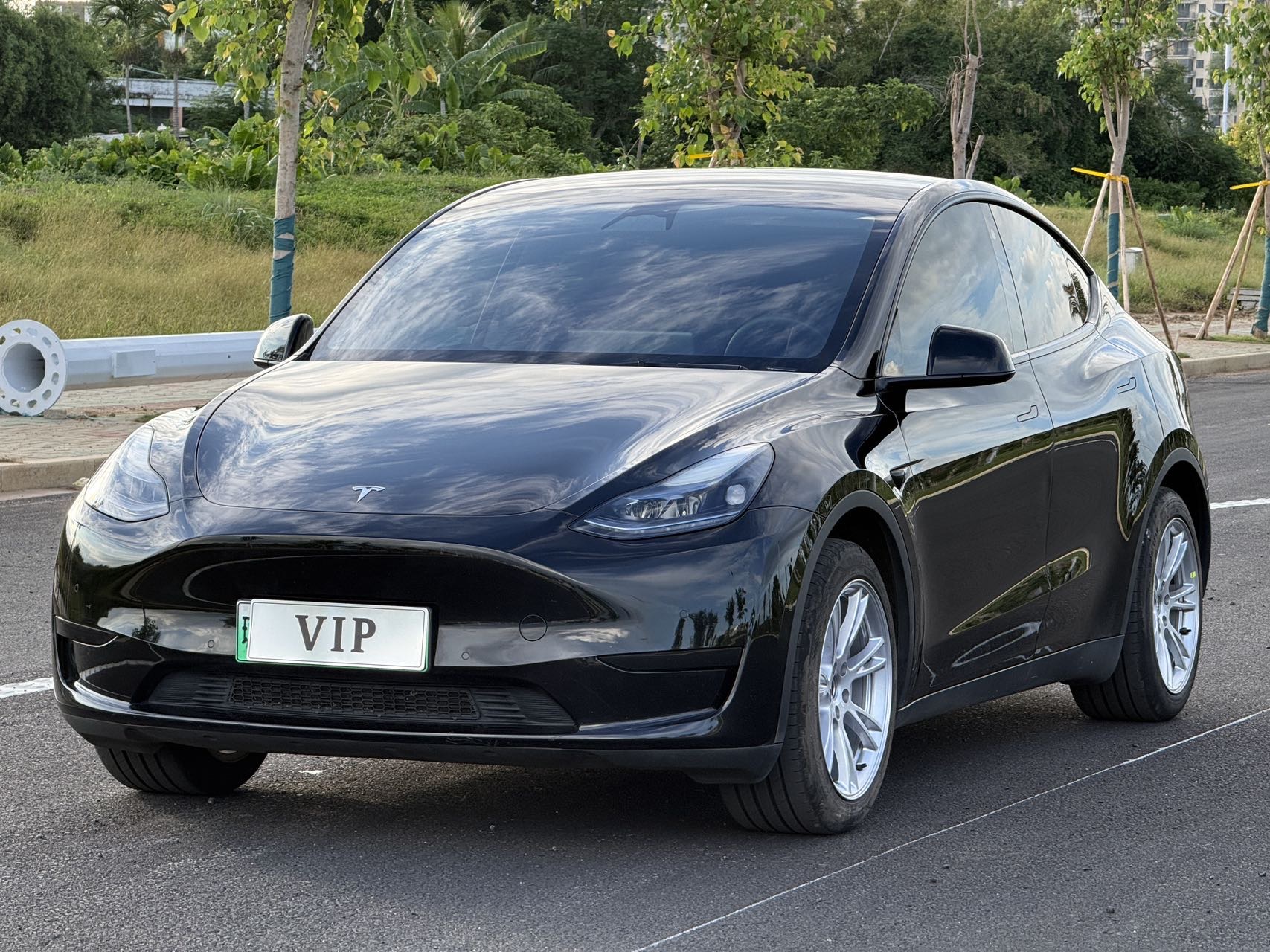 Tesla Model Y 2023 car image 