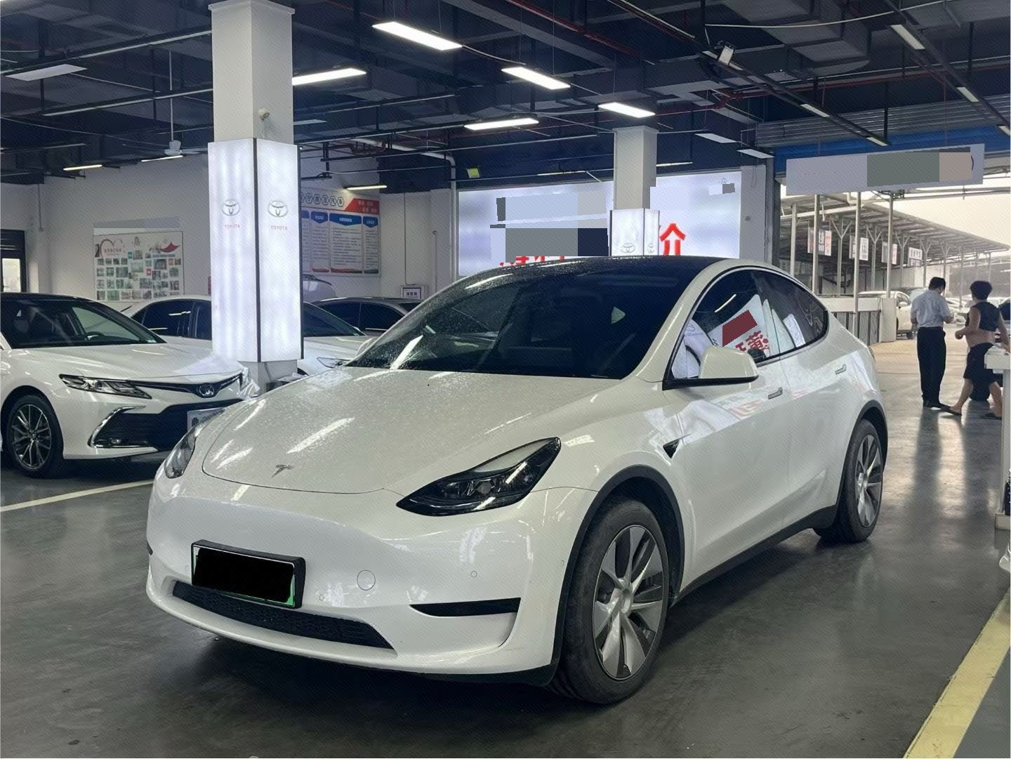 Tesla Model Y 2023 car image 