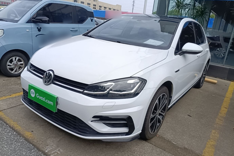 Volkswagen Golf 2018 car image #2