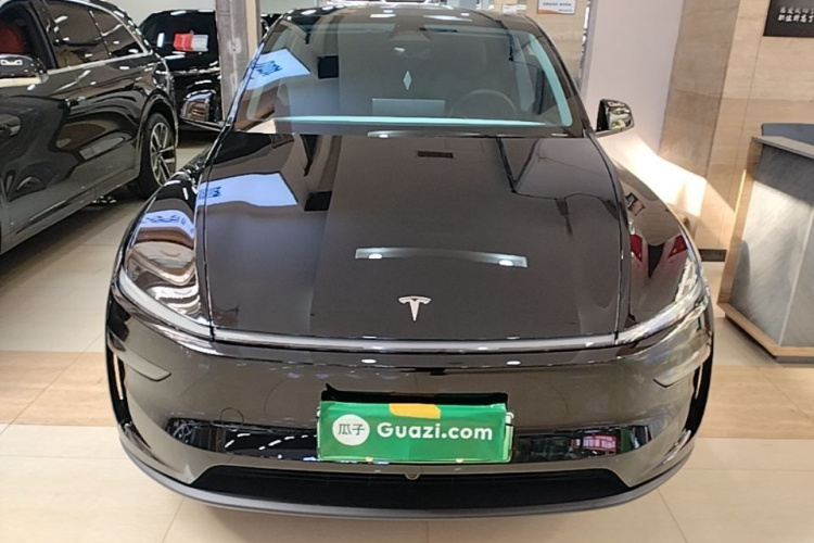 Tesla Model Y 2025 #3 Tesla Model Y 2025 صورة سيارة #3
