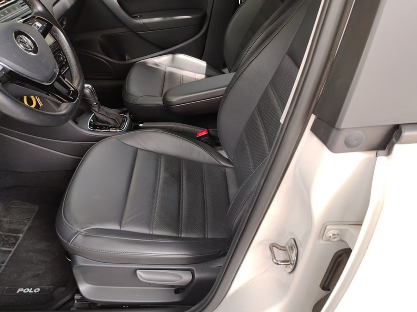 Volkswagen Polo 2015 car image #6