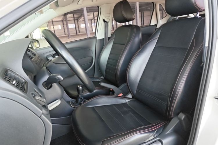 Volkswagen Polo 2014 car image #15