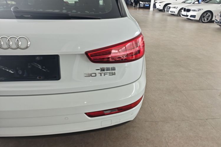 Audi Q3 2018 car image #8