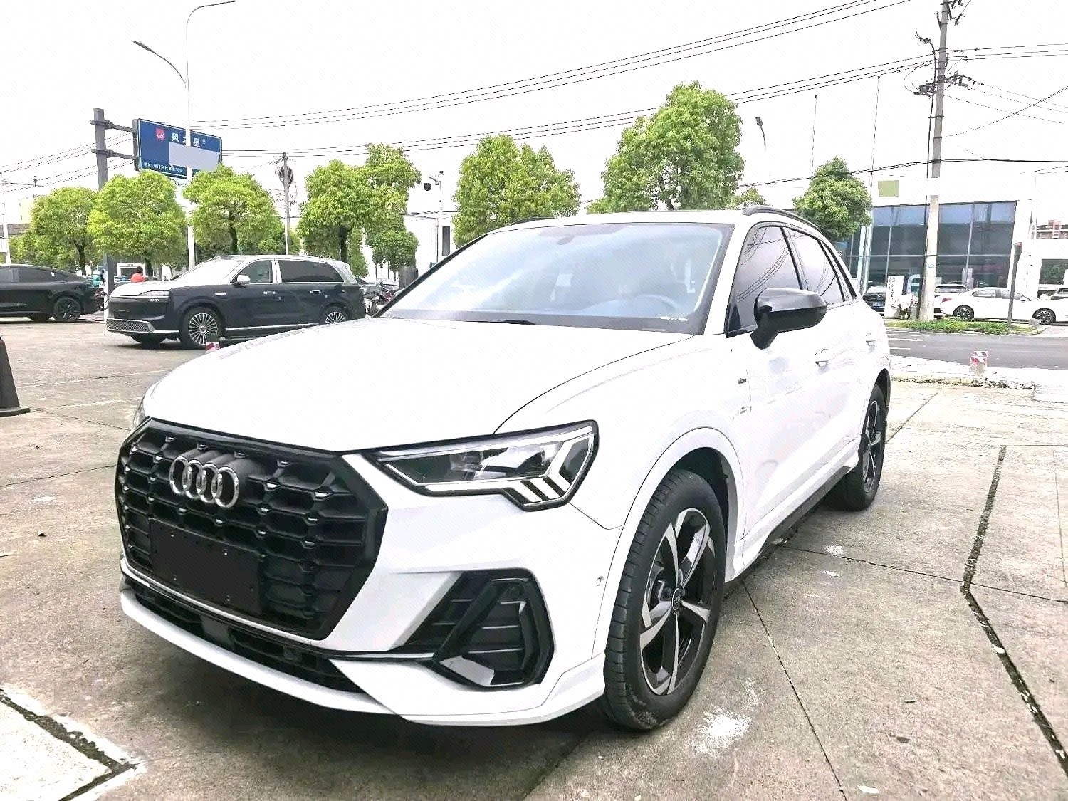 Audi Q3 2023 car image 