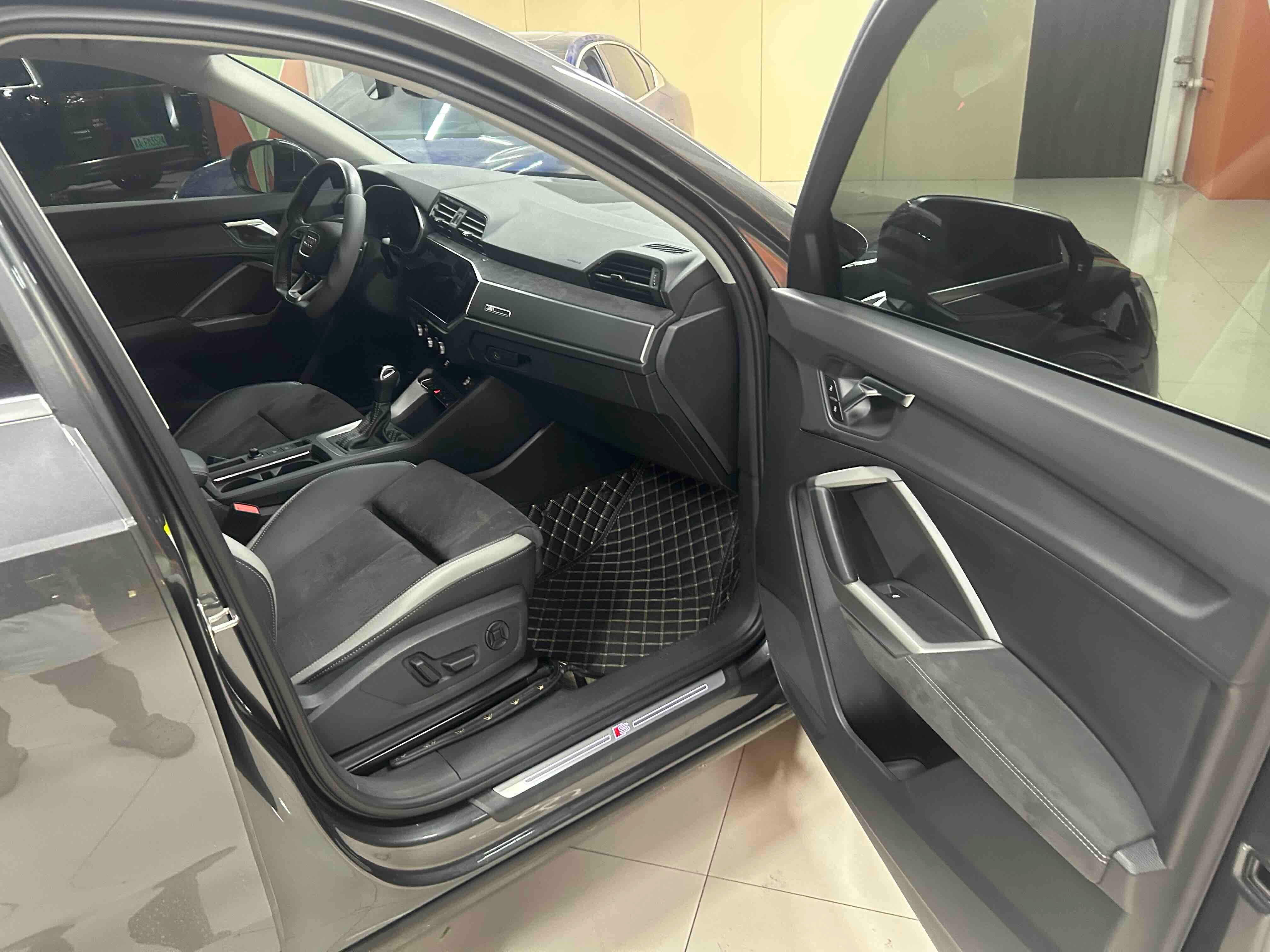 Audi Q3 2023 car image #5