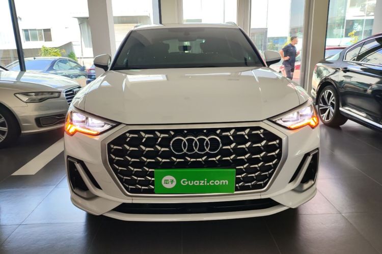 Audi Q3 2023 car image #3