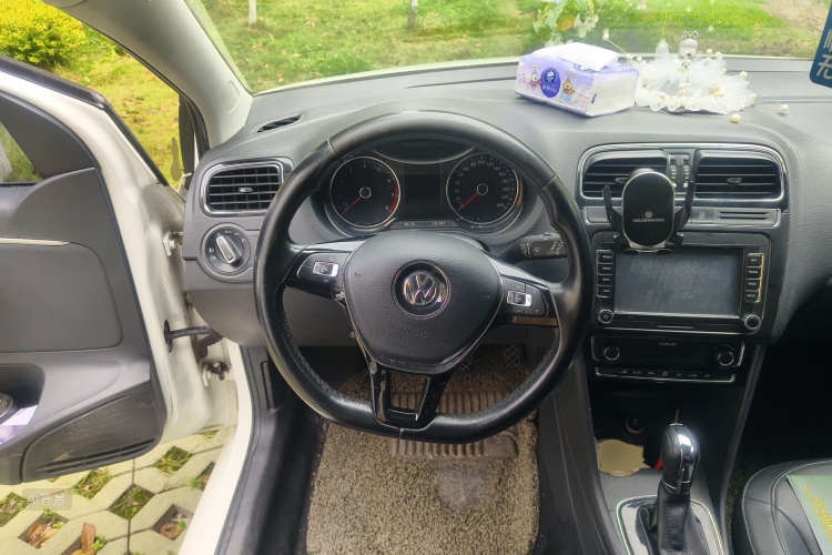 Volkswagen Polo 2018 car image #12