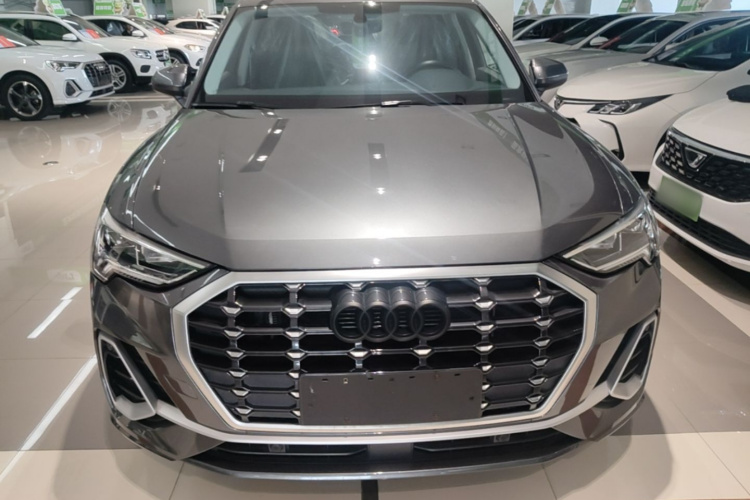 Audi Q3 2023 car image #3