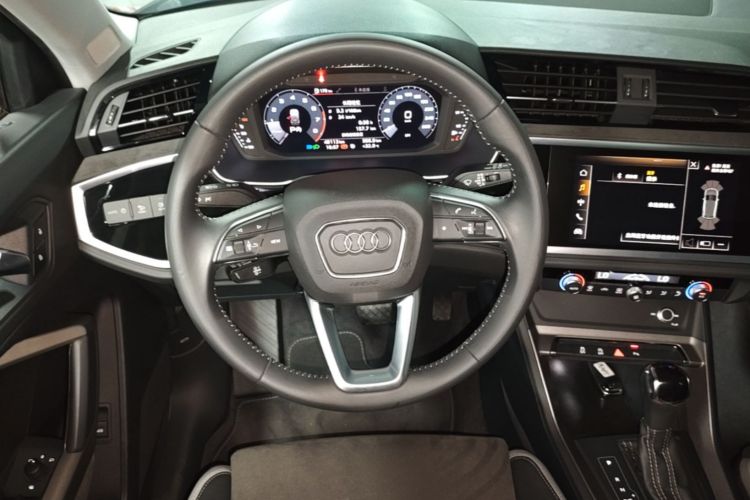 Audi Q3 2020 car image #11