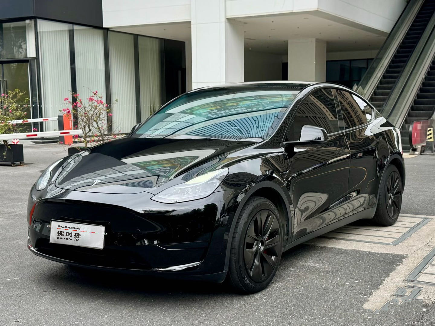 Tesla Model Y 2023 汽车图片 