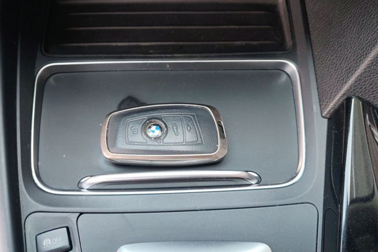 BMW 3 Series 2018 car image #9