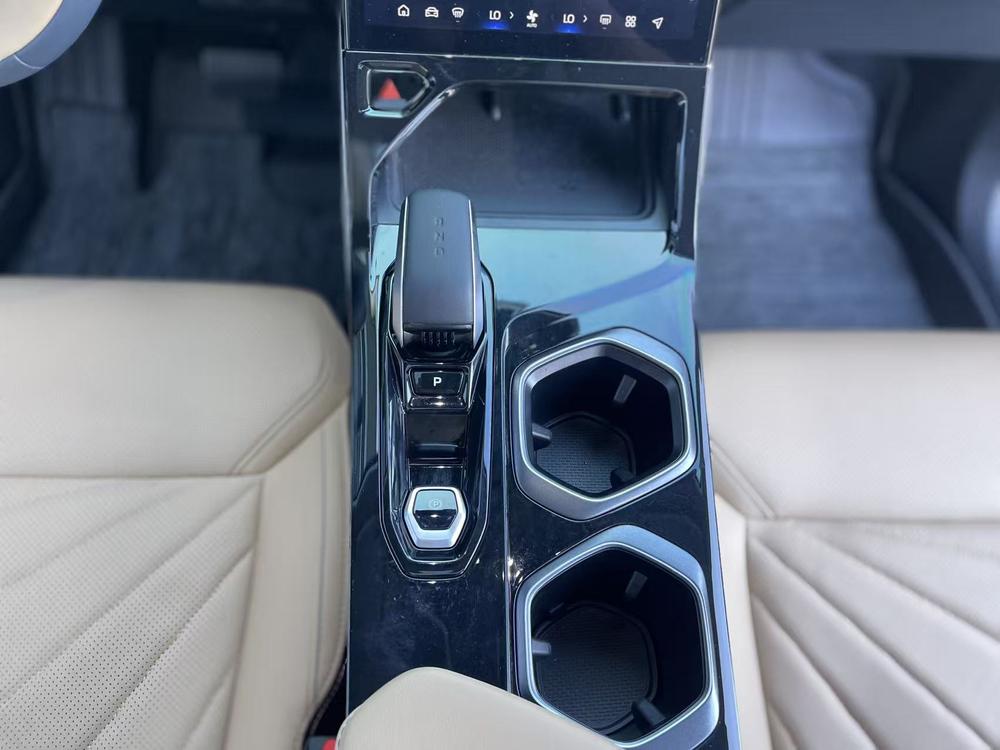 GEELY Boyue L 2024 car image #15