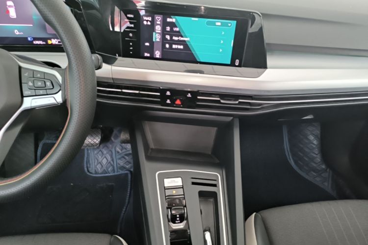 Volkswagen Golf 2023 car image #17
