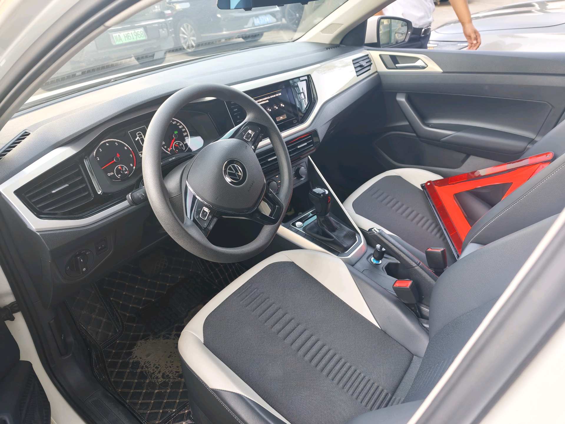 Volkswagen Polo 2021 car image #2