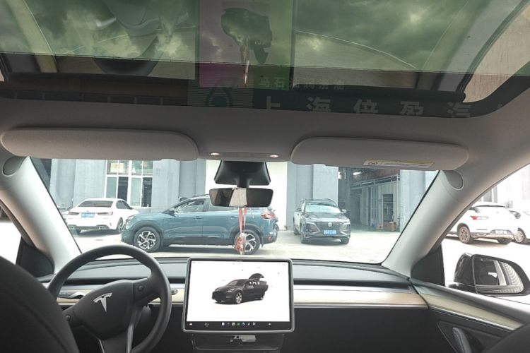 Tesla Model Y 2023 car image #18
