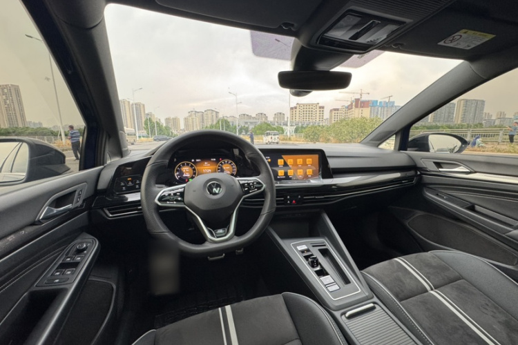Volkswagen Golf 2021 car image #24