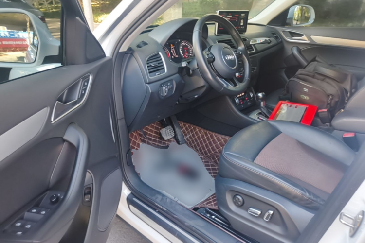 Audi Q3 2017 car image #16
