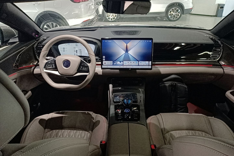 BYD Han 2025 car image #10