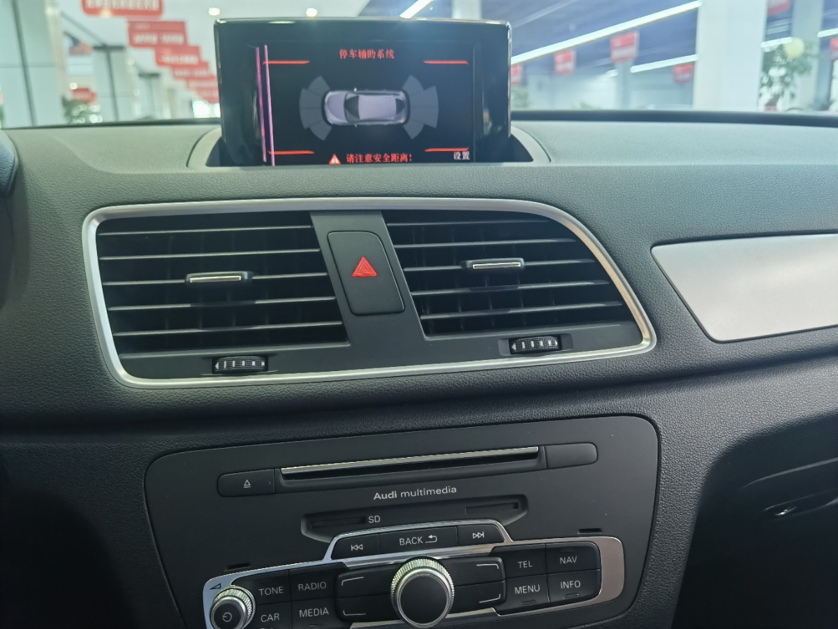 Audi Q3 2018 car image #3