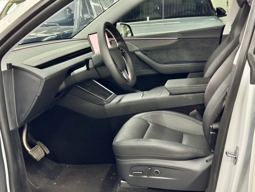 Tesla Model Y 2025 #4 Tesla Model Y 2025 car image #4
